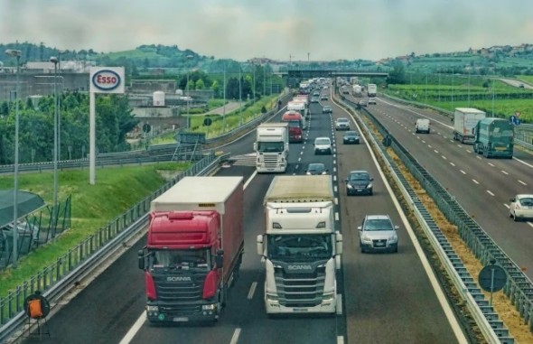 Boris Johnson anunță despre vize temporare în efortul de reducere a deficitului de şoferi de TIR